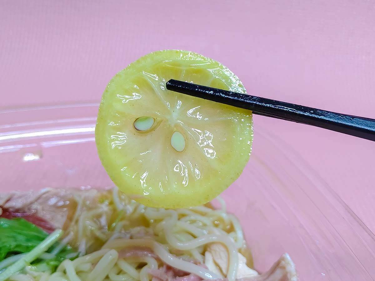 【実食レポ】セブンに登場した新宿の人気ラーメン店『たかはし』監修の「焼きあごレモン冷し麺」を食べてみた！