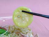 「【実食レポ】セブンに登場した新宿の人気ラーメン店『たかはし』監修の「焼きあごレモン冷し麺」を食べてみた！」の画像7