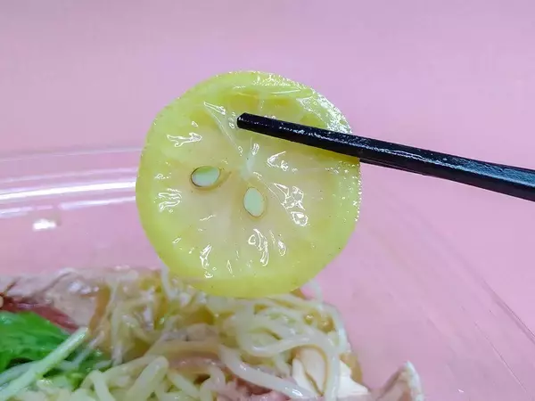 「【実食レポ】セブンに登場した新宿の人気ラーメン店『たかはし』監修の「焼きあごレモン冷し麺」を食べてみた！」の画像