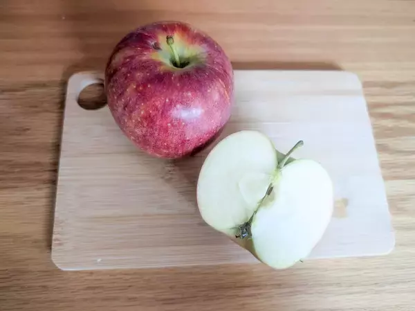 「【旬のレシピ】赤ワイン煮の「大人の香るアップルパイ」。美味しいりんごの見分け方＆切り方もお教えします」の画像