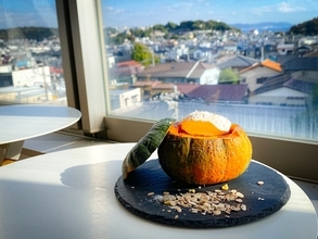 【神奈川】江の島で食べ歩き！ 秋に味わう丸ごとかぼちゃプリン＆名物グルメ3選