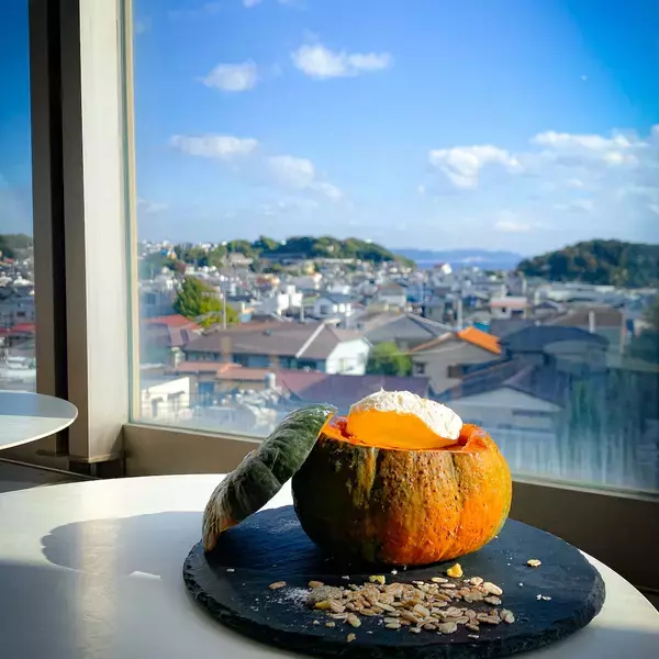 「【神奈川】江の島で食べ歩き！ 秋に味わう丸ごとかぼちゃプリン＆名物グルメ3選」の画像