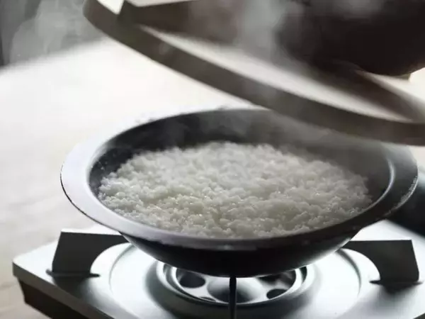 【2025年最新】調理してそのまま食卓へ。どんな直火調理も一台で叶う便利な器「HEGE」が選ばれるワケ