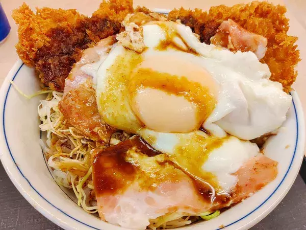 これぞ男の朝ごはん！ かつやの「ベーコンエッグソースカツ丼」を食べたら最高に満足できた