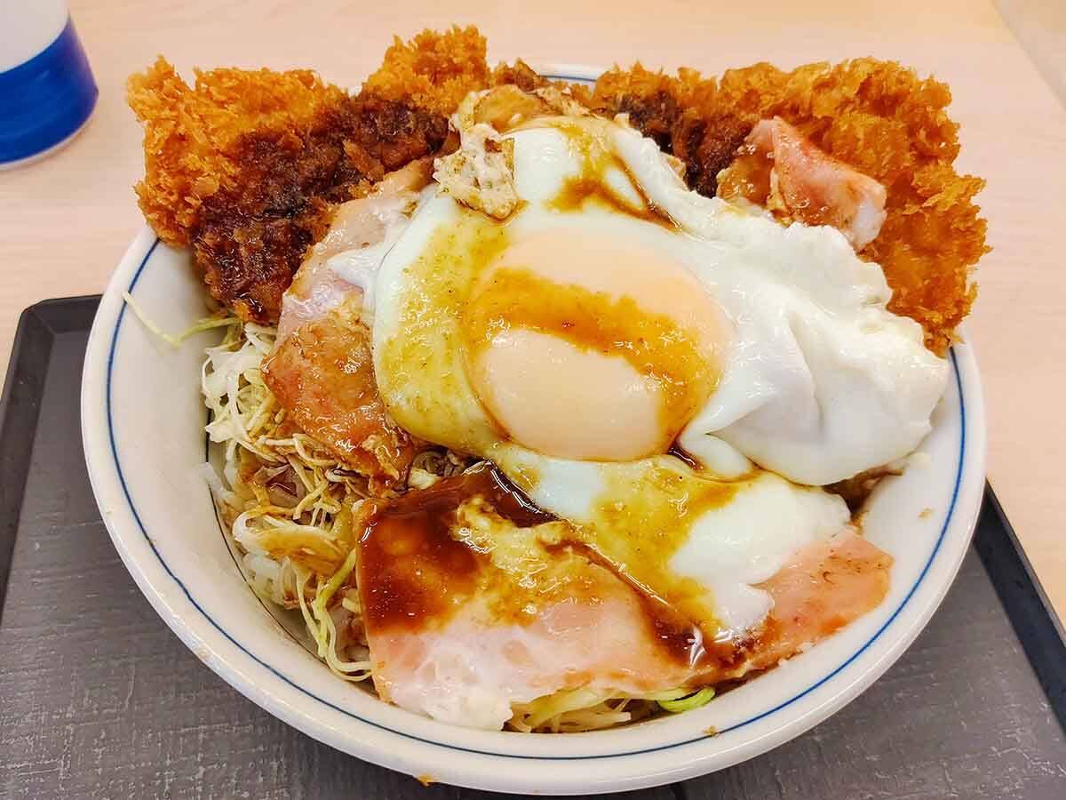 これぞ男の朝ごはん かつやの ベーコンエッグソースカツ丼 を食べたら最高に満足できた 22年7月29日 エキサイトニュース