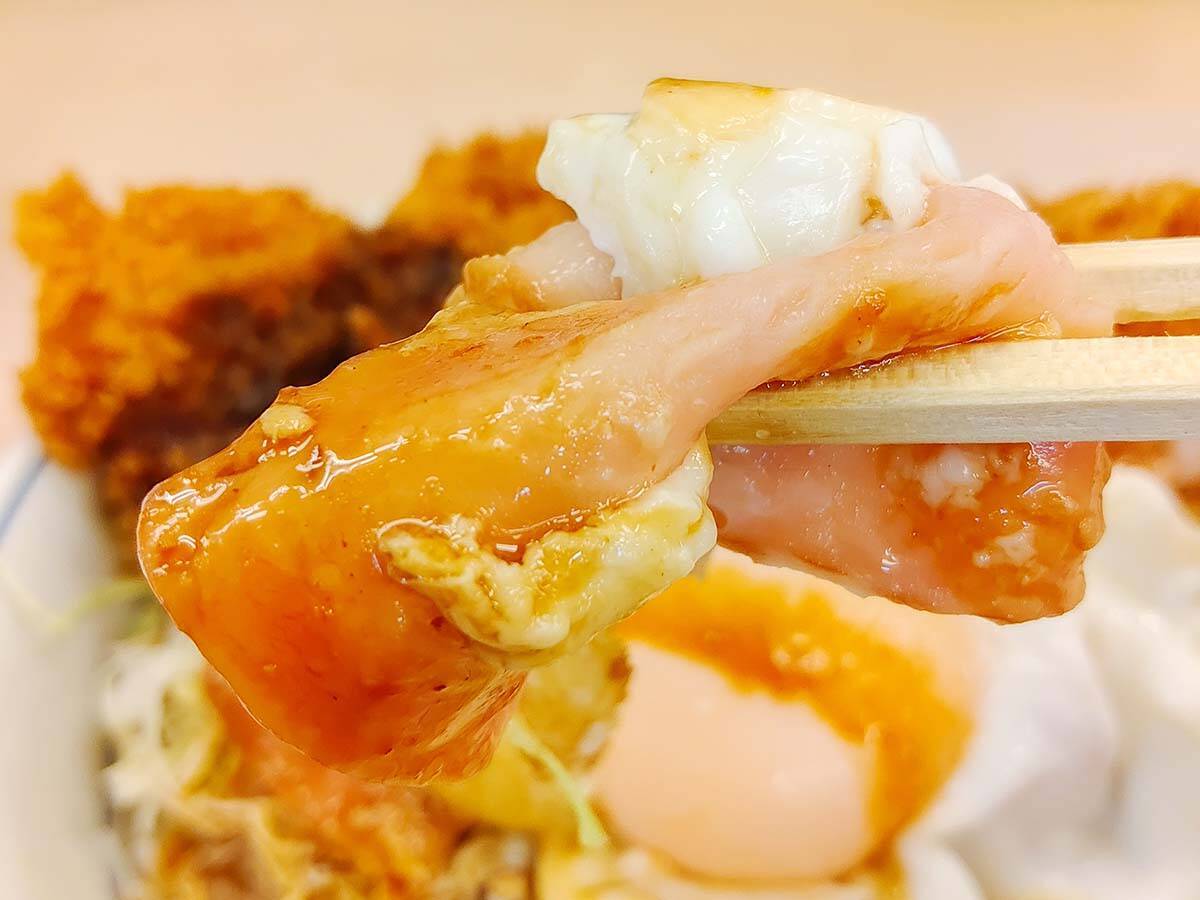 これぞ男の朝ごはん！ かつやの「ベーコンエッグソースカツ丼」を食べたら最高に満足できた