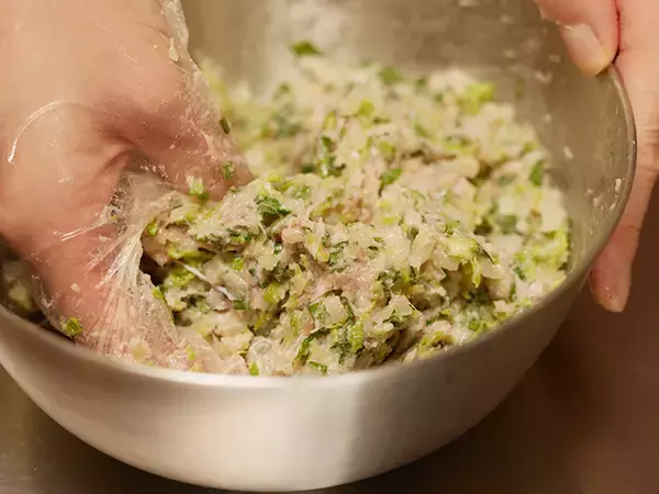 「プロが完コピ！ 餃子の名店『おけ以』のパリパリもちもち餃子の作り方【基本の料理】」の画像