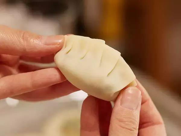 「プロが完コピ！ 餃子の名店『おけ以』のパリパリもちもち餃子の作り方【基本の料理】」の画像