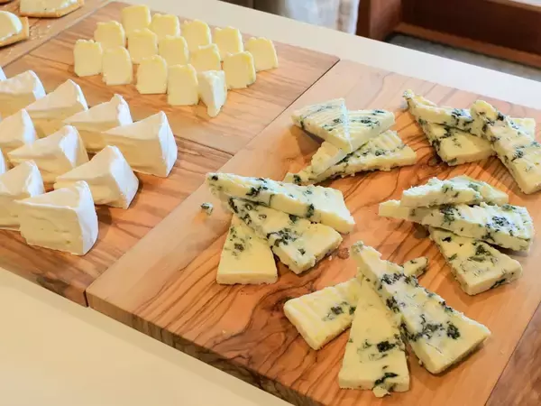 「【名品のお取り寄せ】世界が認める注目のチーズ工房『アトリエ・ド・フロマージュ』のカマンベールチーズ」の画像