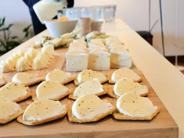 「【名品のお取り寄せ】世界が認める注目のチーズ工房『アトリエ・ド・フロマージュ』のカマンベールチーズ」の画像