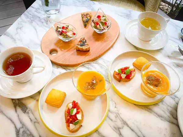 「癒しの甘いティータイムを体験。KUSMI TEAといただく『日比谷パレス』のフレンチアフタヌーンティー」の画像