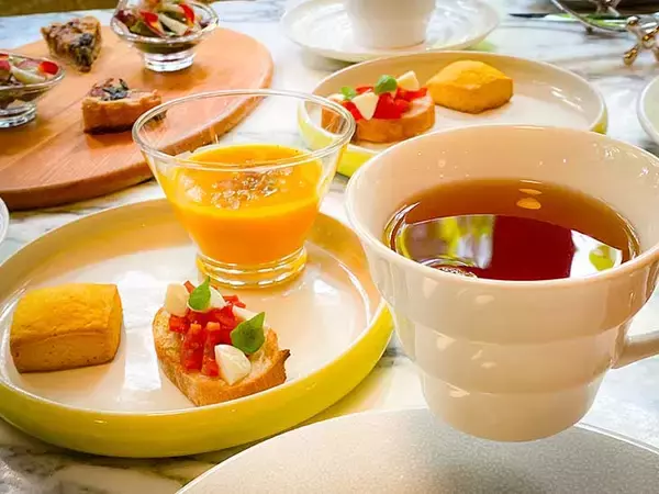 「癒しの甘いティータイムを体験。KUSMI TEAといただく『日比谷パレス』のフレンチアフタヌーンティー」の画像