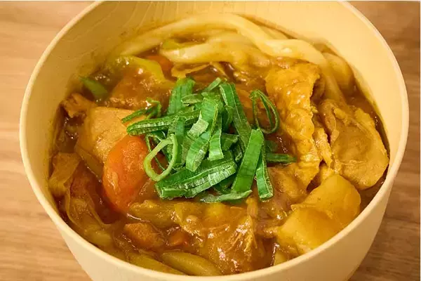 「1月23日『カレーの日の次の日は「カレーうどん」の日』に制定！小宮山雄飛さんがオリジナルカレーうどんのレシピを紹介」の画像