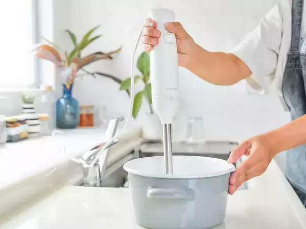 「料理の下ごしらえが爆速で完了。そろそろ買いたい「最新ハンドブレンダー」3選」の画像