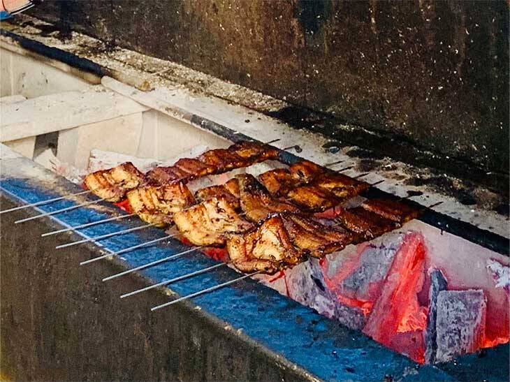 冬こそ絶品うなぎを！うなぎのまちで客足が途絶えない『丸共 清水屋川魚店』のうなぎ蒲焼き