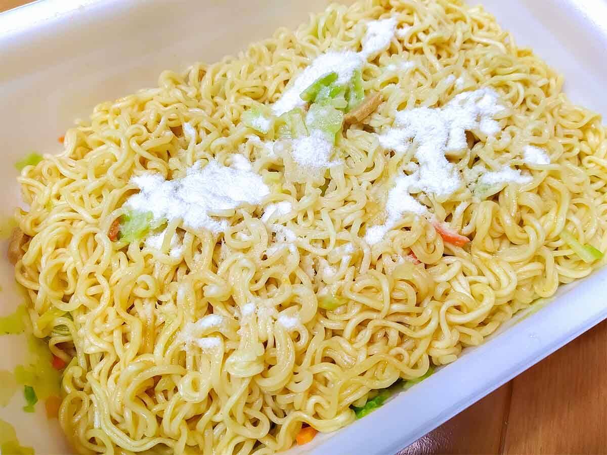 【食楽調査】ペヤングの「超大盛チーズタッカルビ風やきそば」を食べてみたら韓国ではなくイタリアの風を感じた件