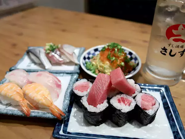 大阪駅前で安くてウマい絶品寿司が味わえる行列店『すし酒場さしす』。その人気の秘密とは？