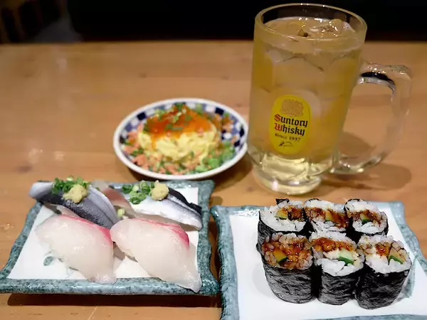 「大阪駅前で安くてウマい絶品寿司が味わえる行列店『すし酒場さしす』。その人気の秘密とは？」の画像