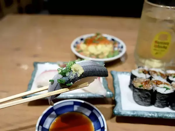 「大阪駅前で安くてウマい絶品寿司が味わえる行列店『すし酒場さしす』。その人気の秘密とは？」の画像