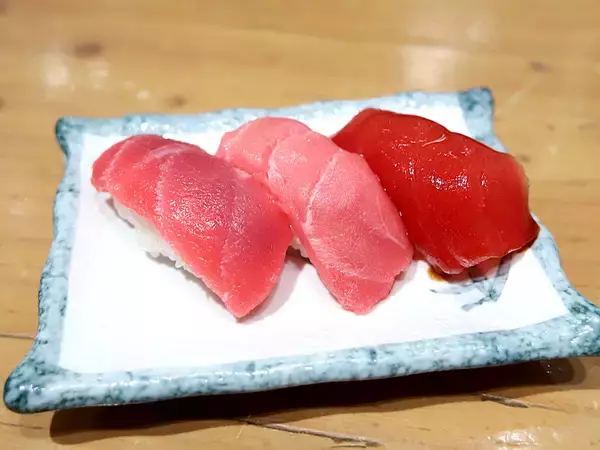 「大阪駅前で安くてウマい絶品寿司が味わえる行列店『すし酒場さしす』。その人気の秘密とは？」の画像