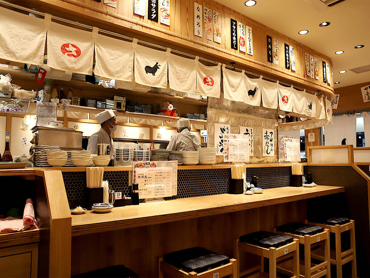 大阪駅前で安くてウマい絶品寿司が味わえる行列店『すし酒場さしす』。その人気の秘密とは？