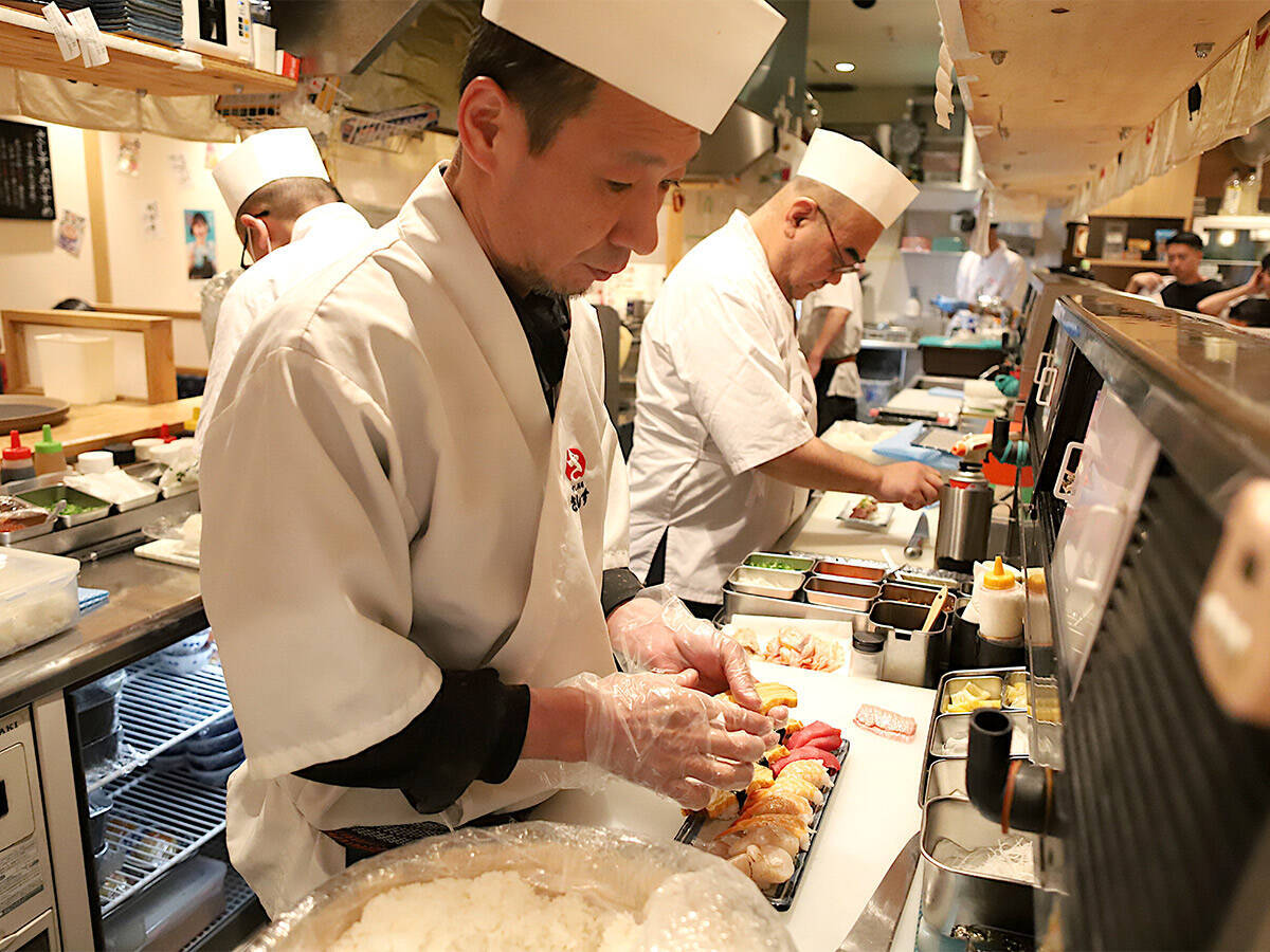 大阪駅前で安くてウマい絶品寿司が味わえる行列店『すし酒場さしす』。その人気の秘密とは？