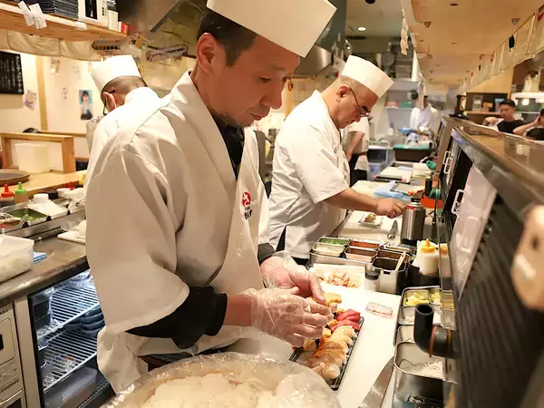 「大阪駅前で安くてウマい絶品寿司が味わえる行列店『すし酒場さしす』。その人気の秘密とは？」の画像