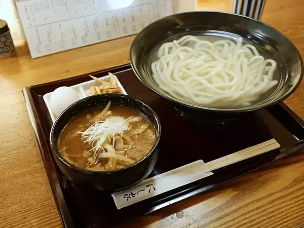 【大阪グルメ】昭和32年創業の老舗うどん屋『にし家』の名物料理「肉つけ」とは？