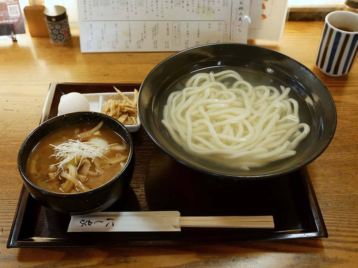 【大阪グルメ】昭和32年創業の老舗うどん屋『にし家』の名物料理「肉つけ」とは？