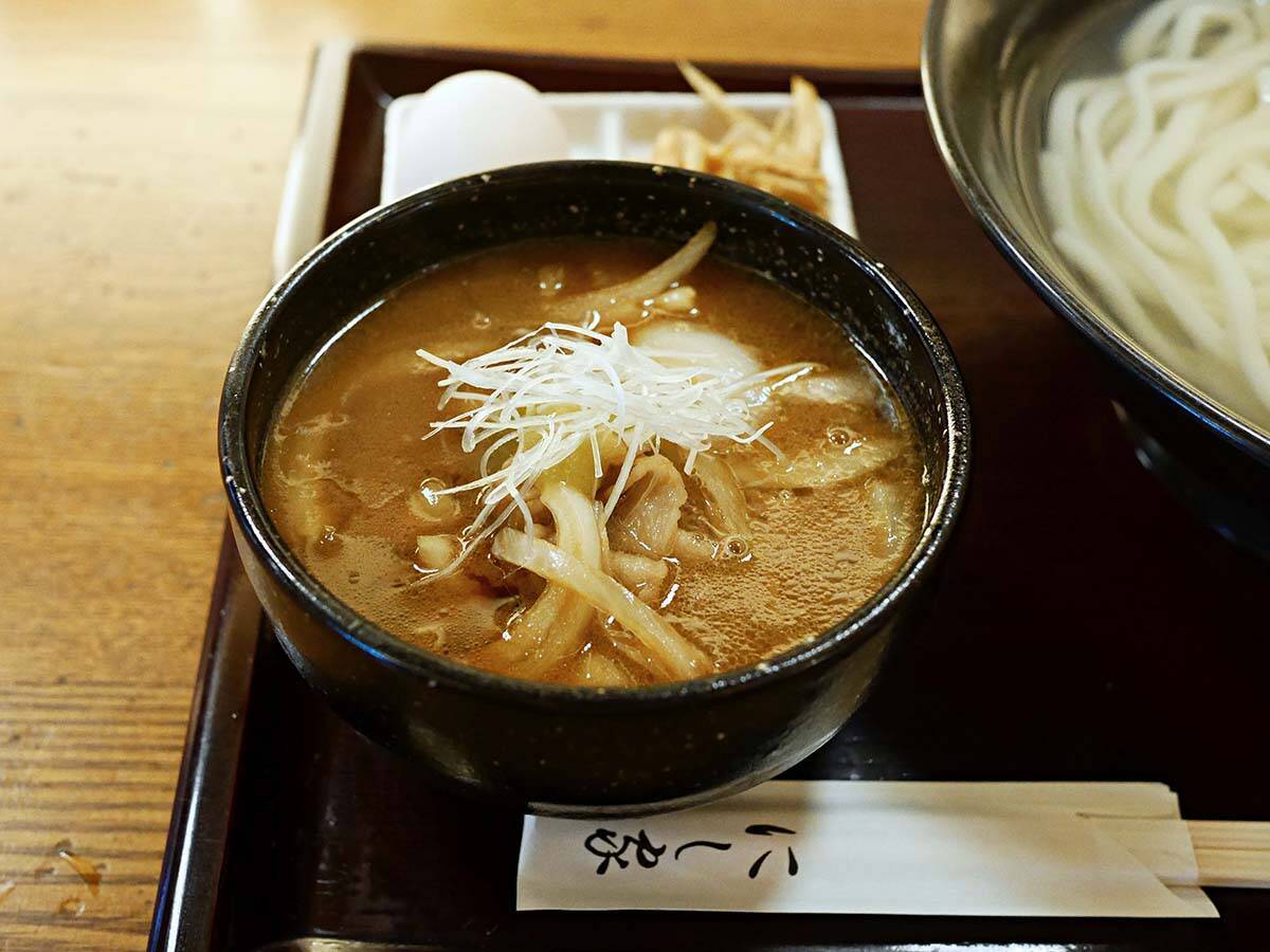 【大阪グルメ】昭和32年創業の老舗うどん屋『にし家』の名物料理「肉つけ」とは？