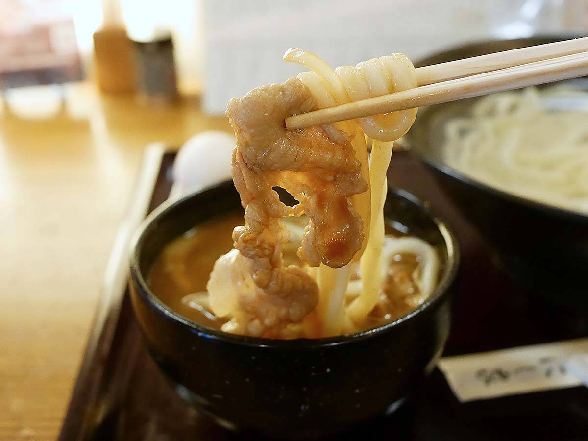 【大阪グルメ】昭和32年創業の老舗うどん屋『にし家』の名物料理「肉つけ」とは？