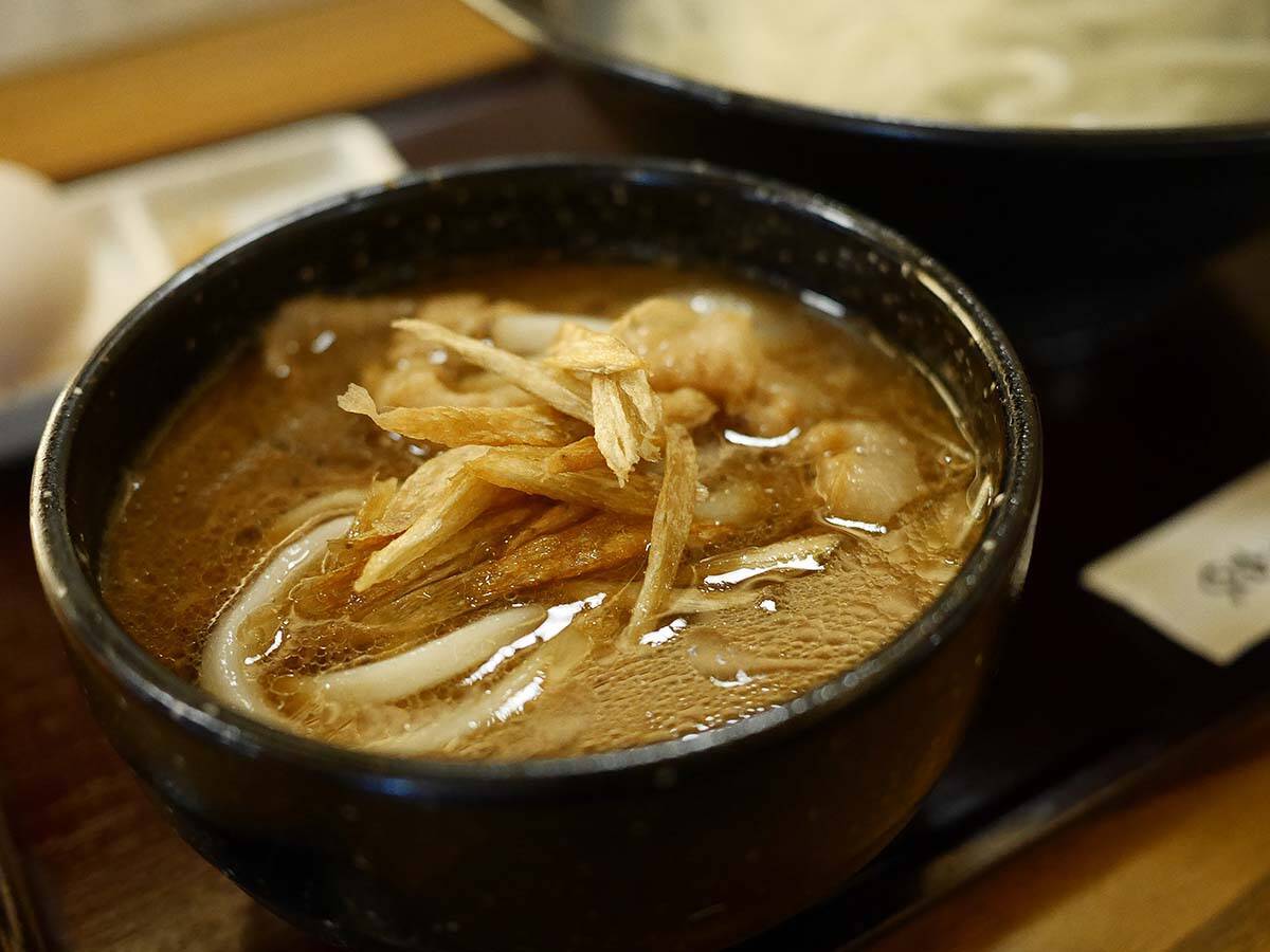 【大阪グルメ】昭和32年創業の老舗うどん屋『にし家』の名物料理「肉つけ」とは？