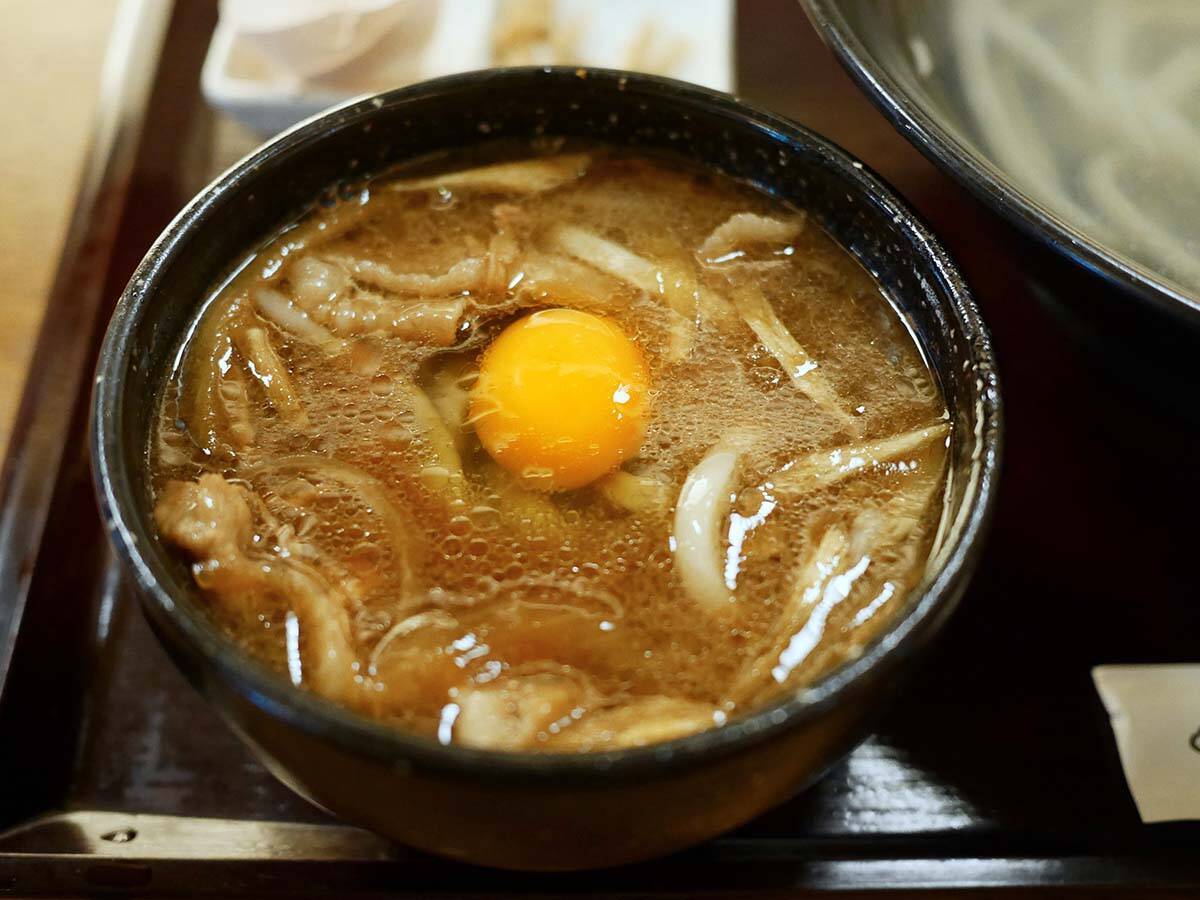 【大阪グルメ】昭和32年創業の老舗うどん屋『にし家』の名物料理「肉つけ」とは？