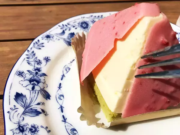 「美味しすぎてリピート必至！ ドトールの期間限定ドリンク「いちごオレ杏仁プリン」が最高すぎる」の画像