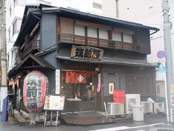 「唐揚げがこぼれてる！ 東京・人形町のやきとん屋で味わえる脅威の「バカ盛りからあげ」とは？」の画像