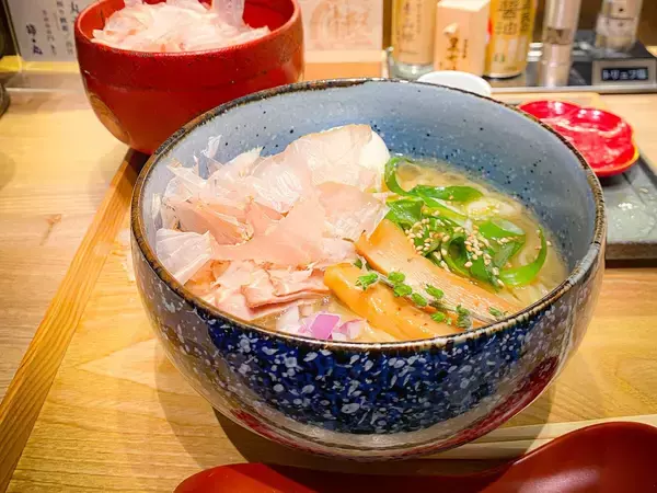 「賞味期限、驚異の10分！ ふわっふわの鰹節を贅沢に食す『節丸』の「生削り鰹節御膳」」の画像