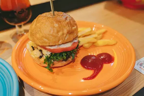 「【虎ノ門ランチ】東京初出店もたくさん！新グルメスポット『TORANOMON MARCHÉ』で食べたいグルメ8選」の画像