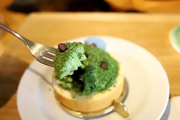 「京都みやげの定番「京ばあむ」。工場見学からカフェまで楽しめる『atelier京ばあむ』が楽しすぎる！」の画像