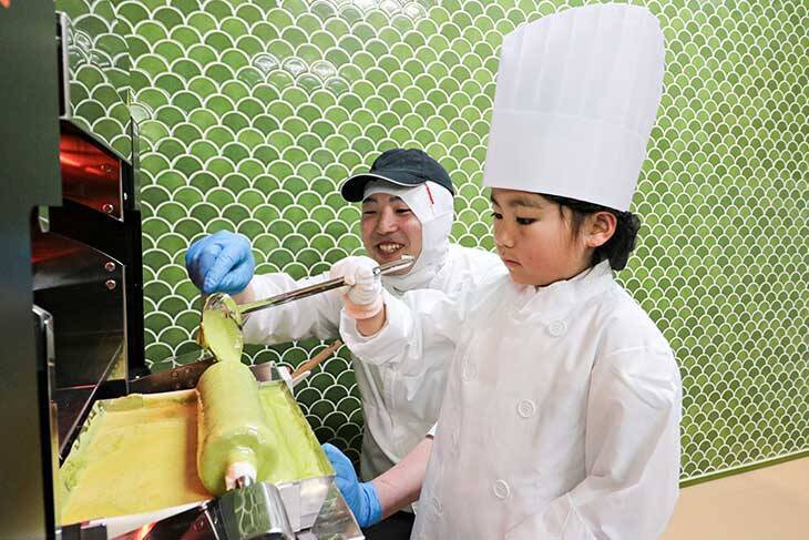 京都みやげの定番「京ばあむ」。工場見学からカフェまで楽しめる『atelier京ばあむ』が楽しすぎる！