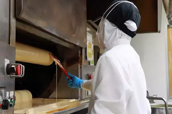 「京都みやげの定番「京ばあむ」。工場見学からカフェまで楽しめる『atelier京ばあむ』が楽しすぎる！」の画像