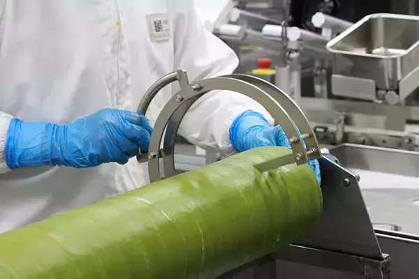 「京都みやげの定番「京ばあむ」。工場見学からカフェまで楽しめる『atelier京ばあむ』が楽しすぎる！」の画像