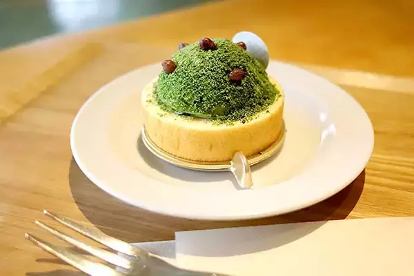 「京都みやげの定番「京ばあむ」。工場見学からカフェまで楽しめる『atelier京ばあむ』が楽しすぎる！」の画像