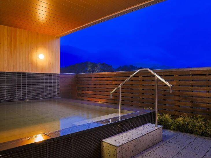 冬の味覚“松葉ガニ”解禁！ 蟹と温泉、絶景を大満喫できる「鳥取旅スポット」5選