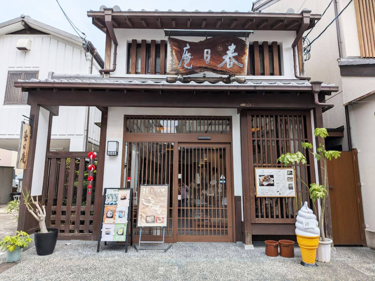 奈良県民に愛される銘菓「さつま焼」。焼きたてが食べられるのは本店の茶房だけ！かき氷メニューもあるよ！