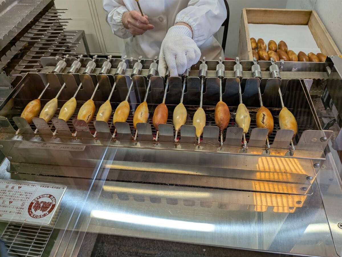 奈良県民に愛される銘菓「さつま焼」。焼きたてが食べられるのは本店の茶房だけ！かき氷メニューもあるよ！