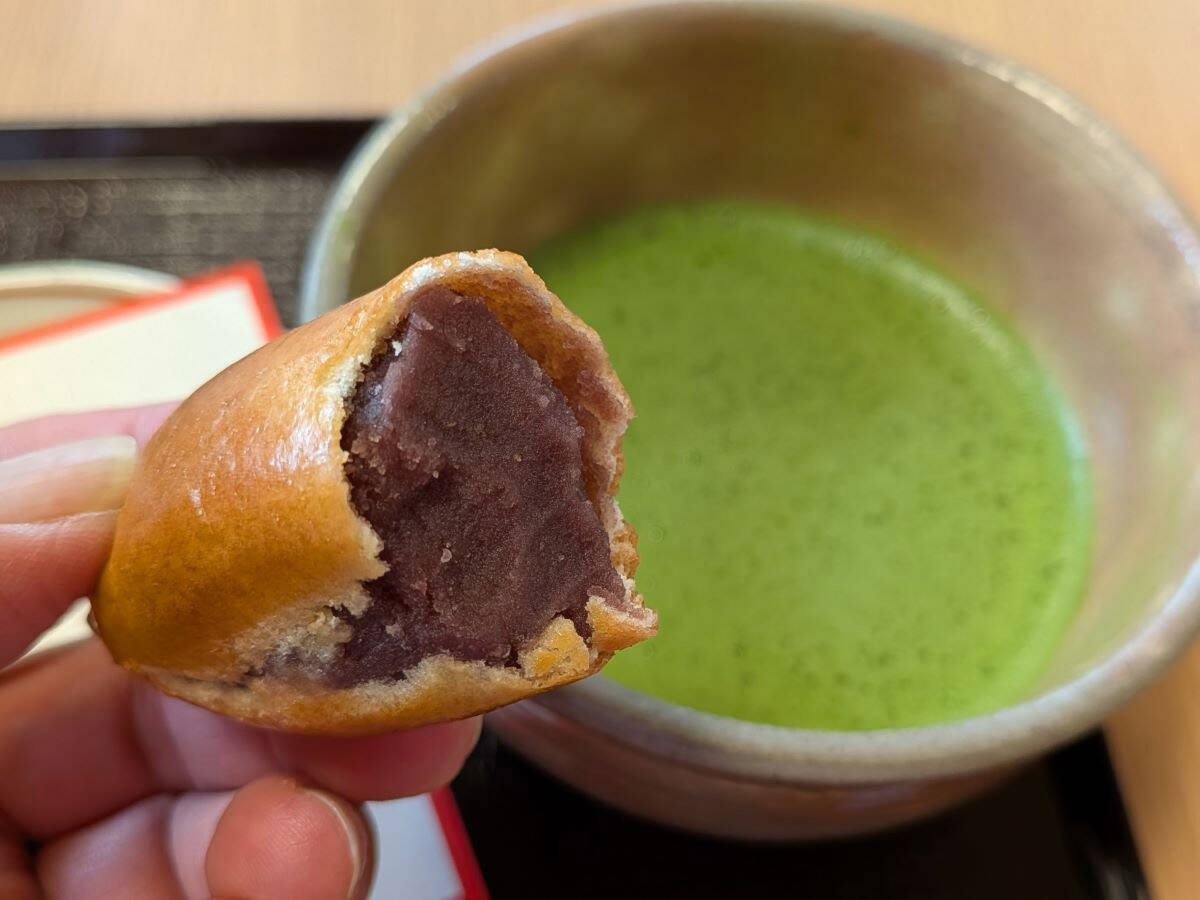 奈良県民に愛される銘菓「さつま焼」。焼きたてが食べられるのは本店の茶房だけ！かき氷メニューもあるよ！