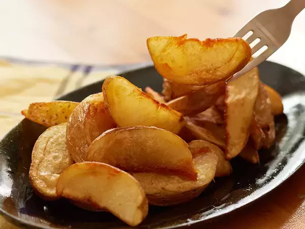 「【クリスマスレシピ】カリッとジューシー！「自家製フライドチキン＆皮ごとポテト」の作り方」の画像