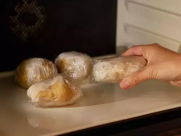 「【クリスマスレシピ】カリッとジューシー！「自家製フライドチキン＆皮ごとポテト」の作り方」の画像