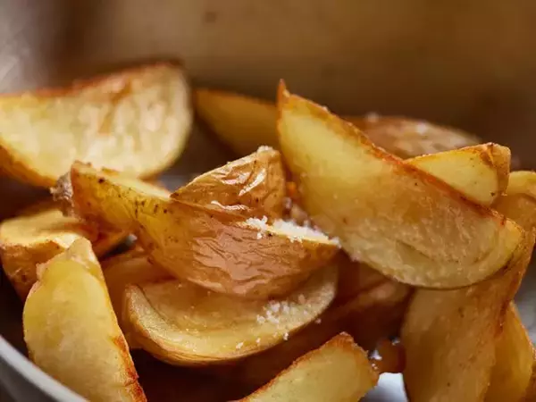 「【クリスマスレシピ】カリッとジューシー！「自家製フライドチキン＆皮ごとポテト」の作り方」の画像