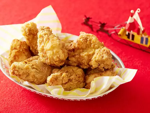 「【クリスマスレシピ】カリッとジューシー！「自家製フライドチキン＆皮ごとポテト」の作り方」の画像